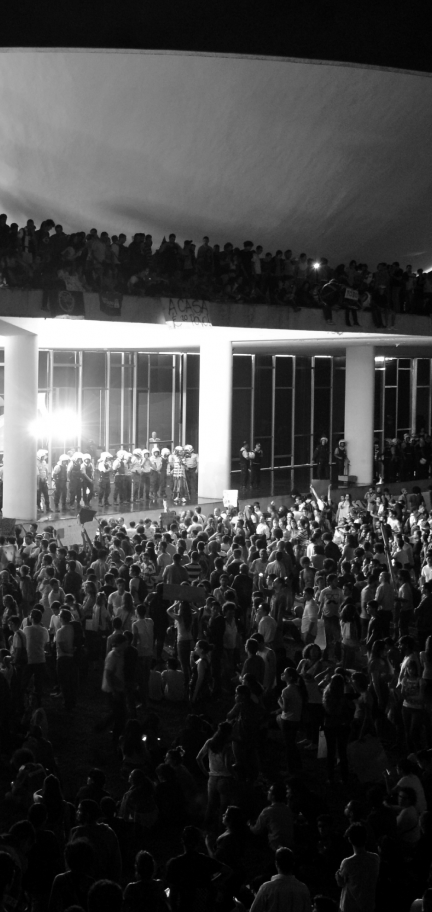 Protesto_no_Congresso_Nacional_do_Brasil_17_de_junho_de_2013 1